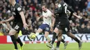 Pemain Tottenham Hotspur, Harry Winks, berebut bola dengan pemain Brighton & Hove Albion, Aaron Mooy, pada laga Premier League 2019 di Stadion Tottenham Hotspur, Kamis (26/12). Tottenham menang 2-1 atas Brighton & Hove Albion. (AP/Petros Karadjias)