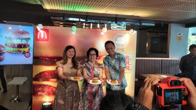 Caroline Kurniadjaja (kiri), Olia M. Sidik (Tengah), dan Setyo Agus Widodo (Kanan)