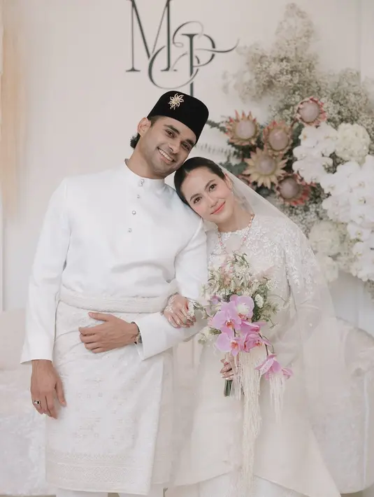Selain sama-sama umumkan pernikahan secara mendadak, kedua artis ini juga memilih busana pengantin sentuhan Melayu untuk momen spesial mereka.