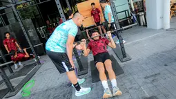 Kiper Timnas Indonesia U-20, Ikram Al Giffari melakukan latihan fisik di GBK Empire Fit Club, Senayan, Jakarta, Rabu (15/05/2024). (Bola.com/Bagaskara Lazuardi)