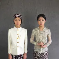 Kakak beradik Juara Dunia Matematika asal Indonesia Mischka dan Devon Kei memperingati Hari Kartini dengan memakai baju nasional, kebaya dan beskap. (Foto: Instagram @mischkadevon)