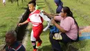 Dukungan orang tua demi cita-cita anak sebagai pemain sepakbola. (Bolacom/Arief Bagus)