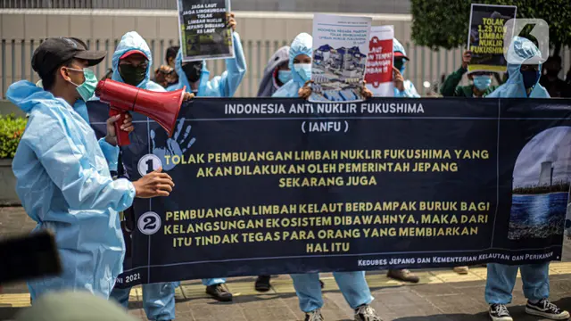 FOTO: Massa Geruduk Kedutaan Besar Jepang Tolak Pembuangan Limbah Nuklir FukushimaFOTO: Massa Geruduk Kedutaan Besar Jepang Tolak Pembuangan Limbah Nuklir Fukushima
