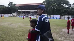 Pelatih Asiop Apacinti U-12, Aulia Siregar, memantau saat melawan Salfas Soccer pada final Danone Nation Cup 2018 Regional DKI Jakarta di Stadion Sunter, Jakarta, Minggu (1/4/2018). Asiop menang 3-0 atas Salfas. (Bola.com/Vitalis Yogi Trisna)