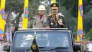 Kapolri Jenderal Badrodin Haiti melakukan inspeksi pasukan upacara peringatan HUT Bhayangkara ke-70 di Lapangan Bhayangkara Mabes Polri, Jakarta, Jumat (1/7). Peringatan HUT Bhayangkara tahun ini menjadi terakhir bagi Badrodin (Liputan6.com/Helmi Afandi)