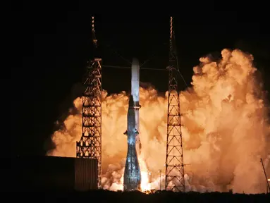 Roket Blue Origin New Glenn berhasil lepas landas dari Space Launch Complex 36 dari Kennedy Space Center dalam penerbangan perdananya, di Cape Canaveral, Florida, Amerika Serikat pada Kamis 16 Januari 2025 dini hari waktu setempat. (Gregg Newton/AFP)