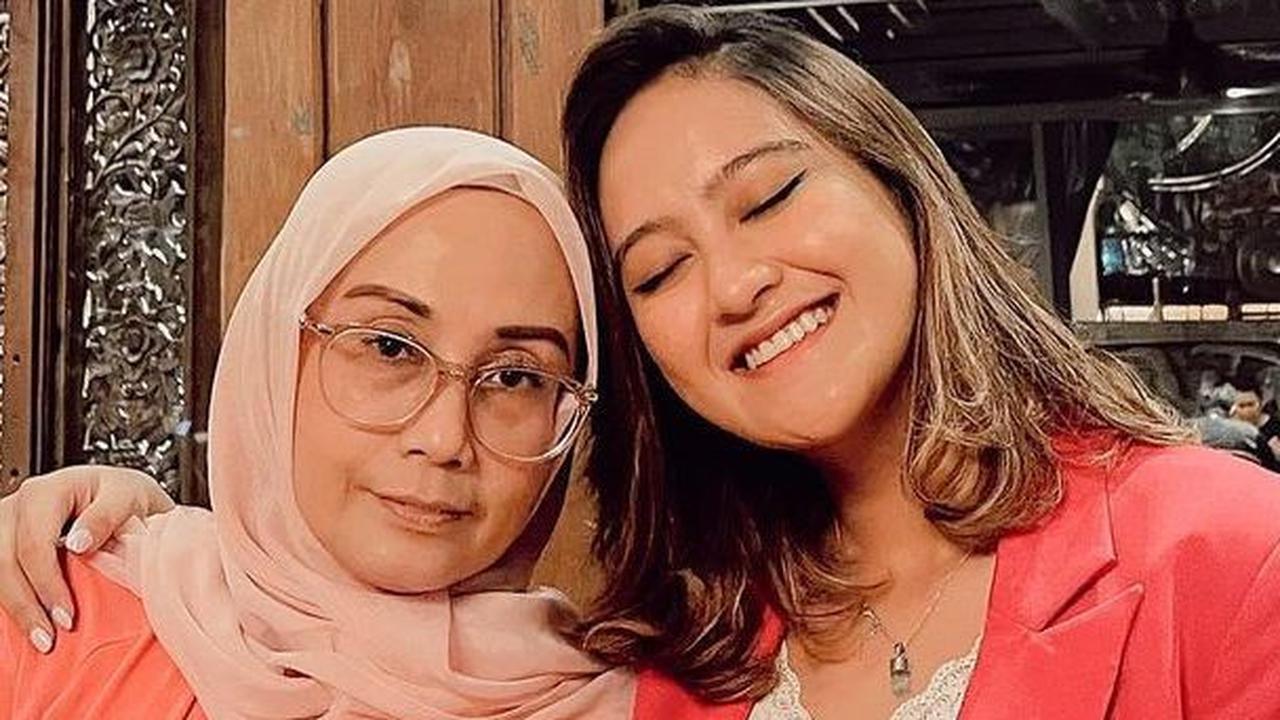 Pemeran Sakinah ini memang dekat dengan sang ibu. Ia kerap membagikan momen tersebut di media sosial.
