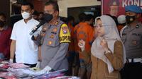Kapolres Lumajang AKBP Dewa Putu Eka Tunjukan sejumlah barang bukti narkoba yang berhasil disita dari tangan para tersangka (Istimewa)