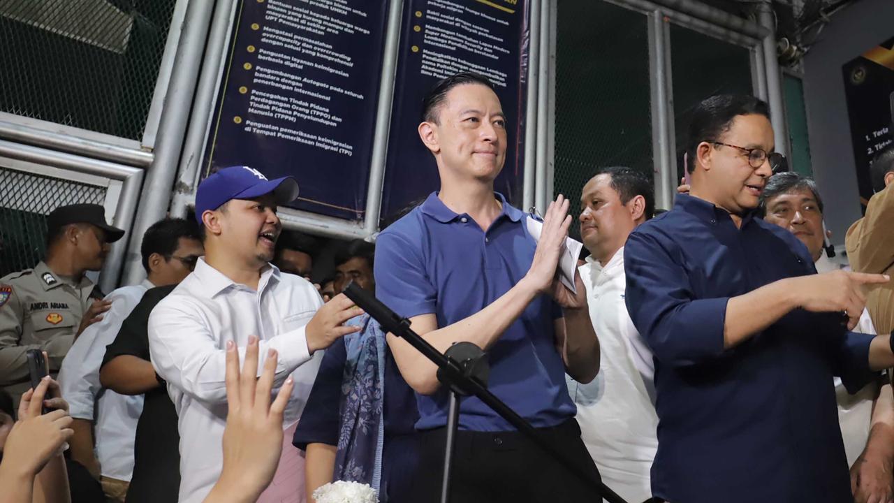 FOTO: Abolisi dari Presiden, Tom Lembong Resmi Tinggalkan Jeruji Besi