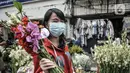 Warga keturunan Tionghoa membeli bunga hias di Pasar Petak Sembilan, Jakarta, Kamis (11/2/2021). Bunga hias dijual dengan harga mulai Rp 10 ribu hingga Rp 30 per ikat. (merdeka.com/Iqbal S. Nugroho)