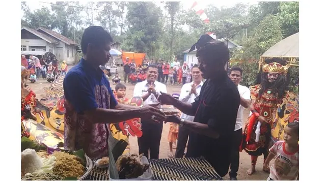 Terdapat atraksi kesurupan.