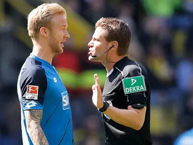 Wasit Felix Brych, bersitegang dengan pemain Hoffenheim Kevin Vogt, saat pertandingan antara Borussia Dortmund melawan Hoffenheim pada laga lanjutan Bundes liga di Dortmund, Jerman (06/05/2017). (EPA/Friedemann Vogel)