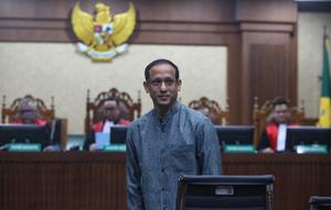 Berdasar perhitungan dokter yang merawat, Nadiem Anwar Makarim dinyatakan cukup sehat pada 2 Januari 2026. Tampak dalam foto, mantan Menteri Pendidikan, Kebudayaan, Riset, dan Teknologi (Mendikbudristek) Nadiem Anwar Makarim sesaat sebelum dimulainya sidang kasus dugaan tindak pidana korupsi (Tipikor) terkait program digitalisasi pendidikan berupa pengadaan laptop Chromebook dan Chrome Device Management (CDM) di lingkungan Kemendikbudristek tahun 2019–2022 di Pengadilan Tipikor, Jakarta, Senin (5/1/2026). (merdeka.com/Arie Basuki)