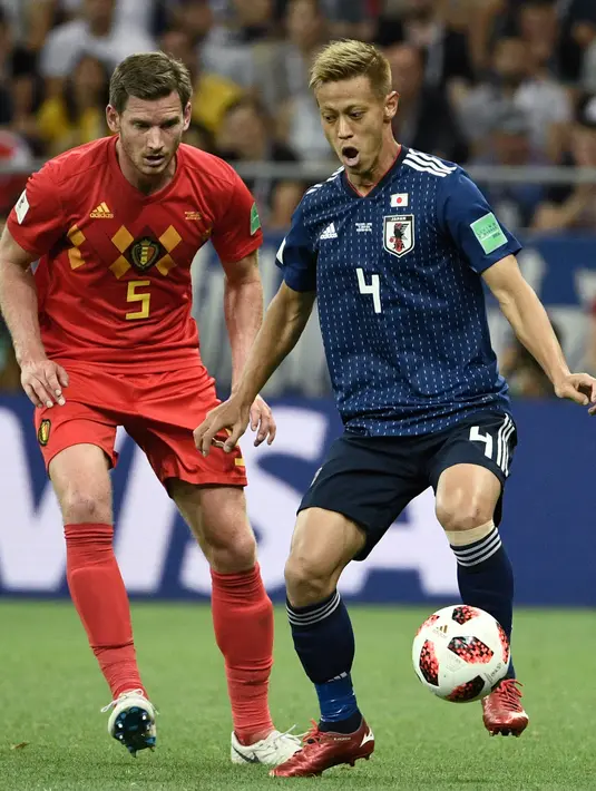 Gelandang asal Jepang, Keisuke Honda mengontrol bola dari kawalan bek Belgia Jan Vertonghen dalam putaran 16 besar Piala Dunia 2018 di Rostov Arena, Rusia (2/7). Honda juga diberi jabatan sebagai GM Timnas Kamboja. (AFP Photo/Filippo Monteforte)