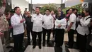 Menko Polhukam Wiranto mendengarkan penjelasan fasilitas gedung baru Lembaga Perlindungan Saksi dan Korban (LPSK) di Jakarta, Kamis (6/9). Dalam acara itu, Wiranto juga memberikan kompensasi ke korban tindak pidana terorisme. (Liputan6.com/Faizal Fanani)