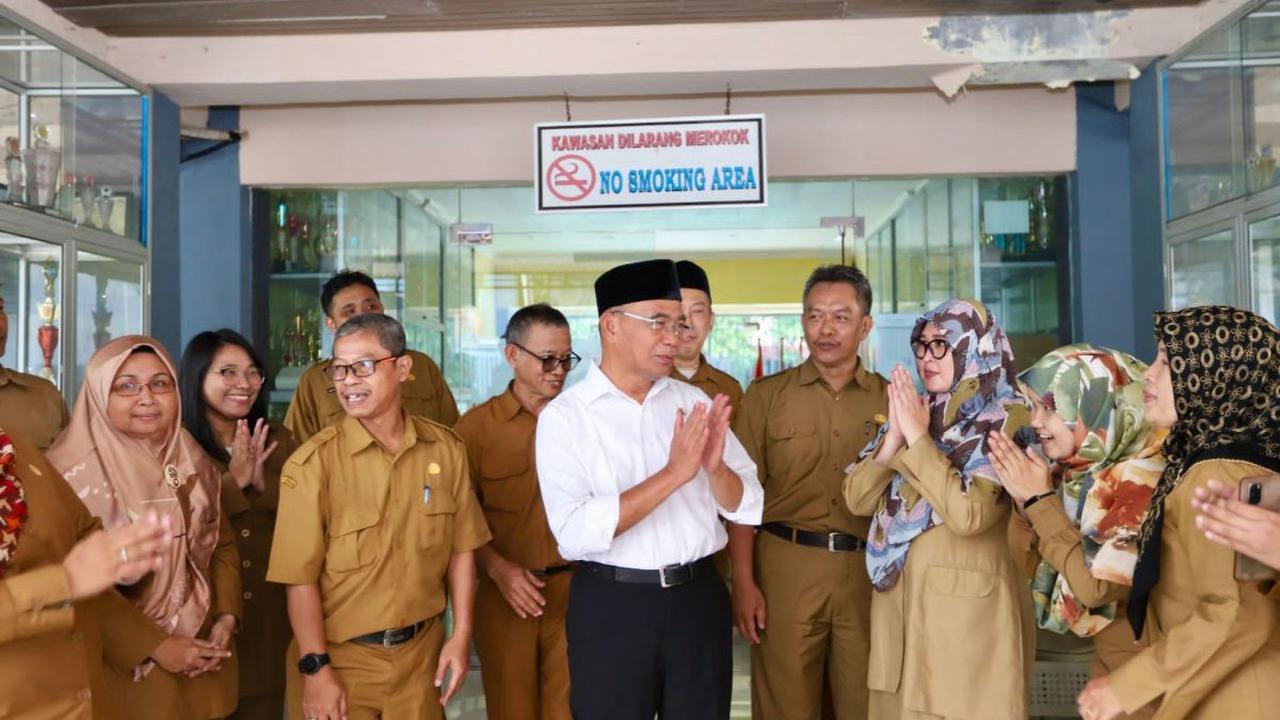 Tapi, ujar Muhadjir, pendidikan yang bertujuan untuk memberikan pengetahuan lengkap tentang pancasila. Membentuk sikap positif terhadap ideologi negara pada anak peseta didik.