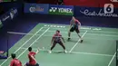 Ganda putra Indonesia, Mohammad Ahsan/Hendra Setiawan saat bertanding melawan Liu Yu Chen/Ou Xuan Yi dari China dalam pertandingan Indonesia Open 2022 di Istora Senayan, Jakarta, Rabu (15/6/2022). Mohammad Ahsan/Hendra Setiawan kalah dengan dengan skor 17-21, 22-24. (Liputan6.com/Faizal Fanani)