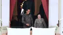 Presiden Joko Widodo (Jokowi) dan Megawati Soekarnoputri menuju bangku teras belakang Istana Merdeka, Jakarta, Senin (21/11). Pertemuan tersebut membahas kondisi politik nasional, ekonomi dan pilkada. (Biropres Kepresidenan/Laily)