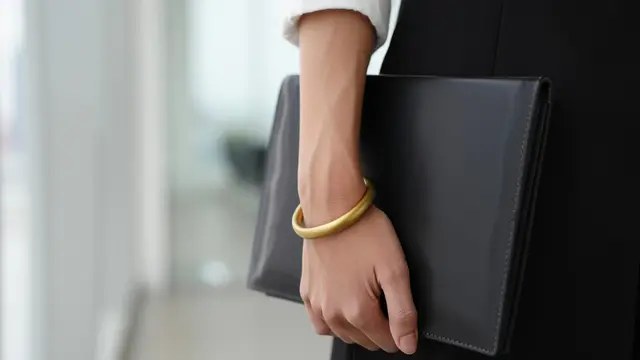 Model Gelang Emas untuk Dipakai Kerja Formal (AI)