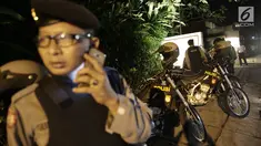 Personel kepolisian berjaga di depan gerbang masuk Four Seasons Resort Ubud, Bali, Minggu (25/6). Kedatangan mantan presiden Amerika Serikat Barack Obama membuat polisi bersiaga selama 24 jam di sekitar hotel tersebut. (Liputan6.com/Immanuel Antonius)