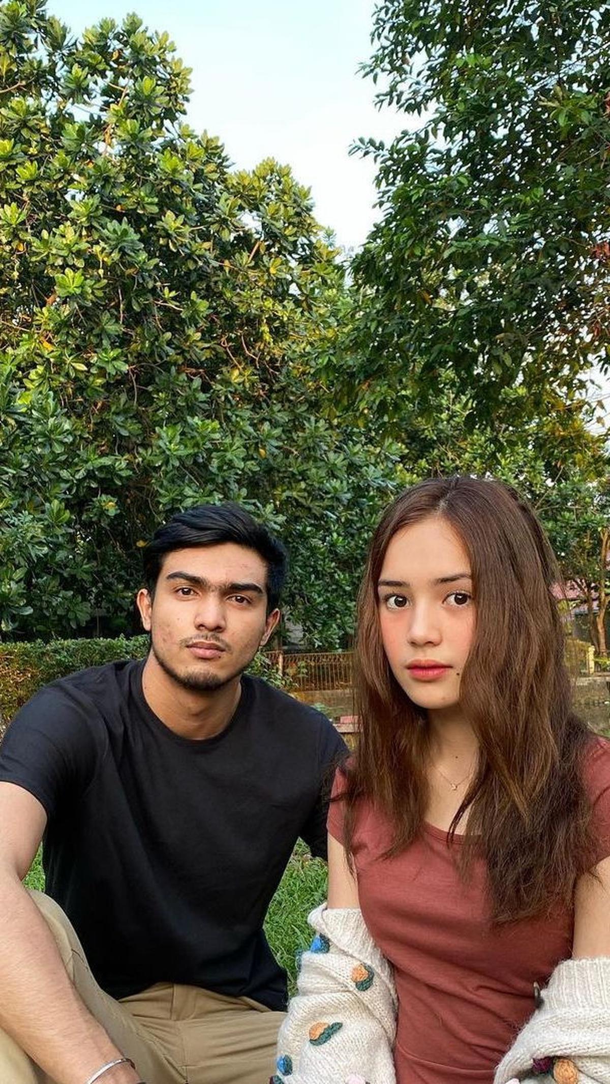 Teuku Atha diketahui kelahiran tahun 2000.  Hanya terpaut usia 2 tahun dengan Beby Tsabina.
