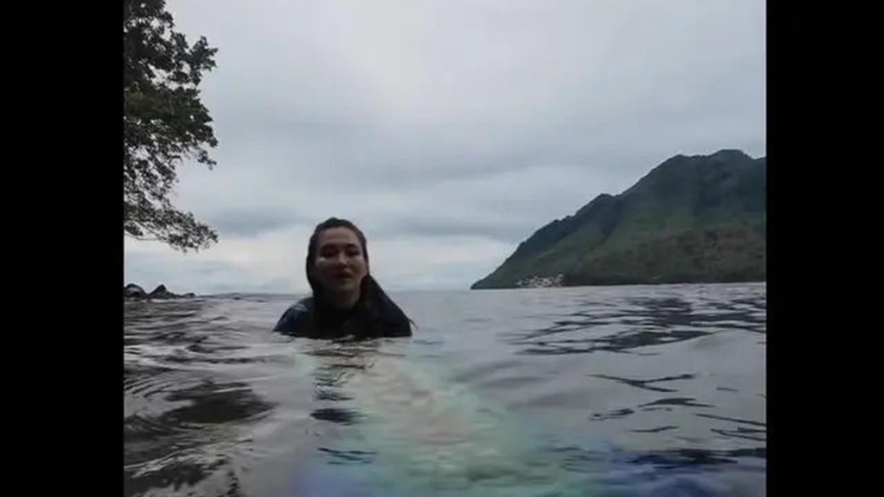 Pakai Kostum Duyung, Gubernur Sherly Tjoanda Unjuk Skill Menyelam dan Keindahan Pantai Siko Maluku Utara