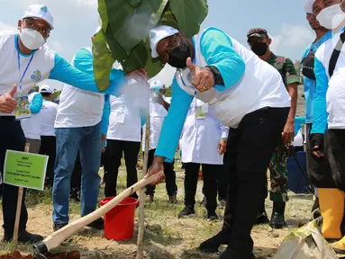 Wakil Menteri PUPR John Wempi Wetipo (kanan) dan Direktur Bendungan, Ditjen SDA (kiri) menanam pohon pada Hari Air Dunia (HAD) ke-30 yang mengusung tema “MANTAB : Melestarikan Air Tanah Agar Berkesinambungan” di Bendungan Randugunting, Blora, Jawa Tengah (30/03/2022). (Liputan6.com/HO/Arief PUPR)