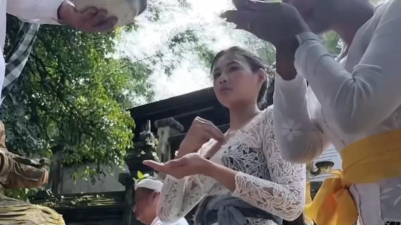 6 Potret Marion Jola Jalani Melukat di Bali Bareng Warga Lokal