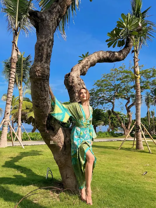 Dress ini bikin Cinta Laura terlihat elegan meski punya neckline yang rendah. Bagian rok asimetris memamerkan kaki jenjangnya. [@claurakiehl]