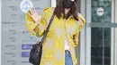 Aktris Jun Ji-hyun, duta merek Burberry mengenakan Kemeja Campuran Wol Kotak-kotak saat di airport.  [DokBurberry]