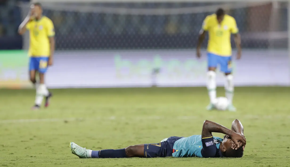 Bek timnas Ekuador Pervis Estupinan berbaring di rumput pada akhir laga Grup B Copa America 2021 melawan Brasil di Estadio Olimpico Pedro Ludovico, Senin (28/6/2021). Laga antara Brasil melawan Ekuador berakhir imbang 1-1, Ekuador pun lolos ke babak perempat final. (AP Photo/Eraldo Peres)