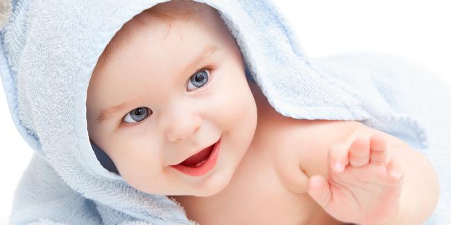 Bayi mulai bisa mengoceh dengan suku kata yang dibentuk dari bibir.