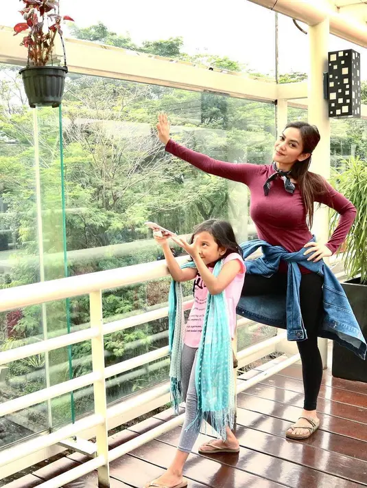 Memutuskan untuk mengakhiri rumah tangganya dengan Lembu, Masayu sangat menikmati perannya sebagai ibu tunggal. Selain itu, ia dan Samara juga tak jarang tampil kompak soal berbusana. (Instagram/masayuanastasia)