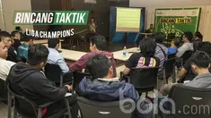 Berita video Bincang Taktik yang kali ini membedah taktik dan strategi yang digunakan tim-tim di semifinal Liga Champions 2016-2017. Seperti apa analisa yang dilakukan oleh peneliti taktik dari KickOff Indonesia? Lalu, apa saja ilmu yang dibagi oleh ...