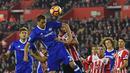Pemain Chelsea, Nemanja Matic (2kiri) memenangkan duel udara melawan pemain Southampton  pada lanjutan Premier League di St Mary's Stadium, Southampton, (30/10/2016). Chelsea menang 2-0. (AFP/Glyn Kirk)
