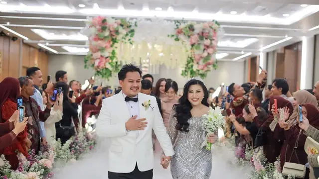 Boiyen Resmi Menikah, Intip Pesona Sang Komedian dalam Balutan Siger Sunda hingga Gaun Berpayet Mewah