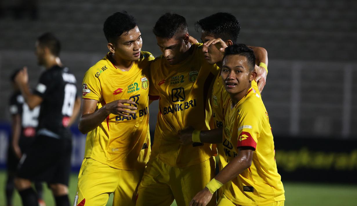 Pemain Bhayangkara FC merayakan gol yang dicetak oleh Ramiro Fergonzi ke gawang Tira Persikabo pada laga Liga 1 2019 di Stadion Madya, Senayan, Jakarta, Kamis (4/7/2019). (Bola.com/Yoppy Renato)