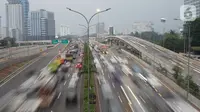 Kendaraan terjebak kemacetan di jalan tol dan Jalan TB Simatupang, Jakarta, Selasa (5/11/2019). Salah satu faktor yang melatar belakangi masalah kemacetan antara lain adalah pertumbuhan kendaraan yang tidak sebanding dengan pembangunan infrastruktur jalan. (Liputan6.com/Immanuel Antonius)