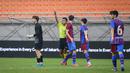 Kiper Atletico Madrid U-18, Luciano Riveros Garcia (kiri) mendapatkan kartu merah oleh Wasit saat laga International Youth Championship 2021 antara Barcelona U-18 melawan Atletico Madrid U-18 di Jakarta International Stadium, Jakarta, Jumat (15/04/2022). (Bola.com/Bagaskara Lazuardi)
