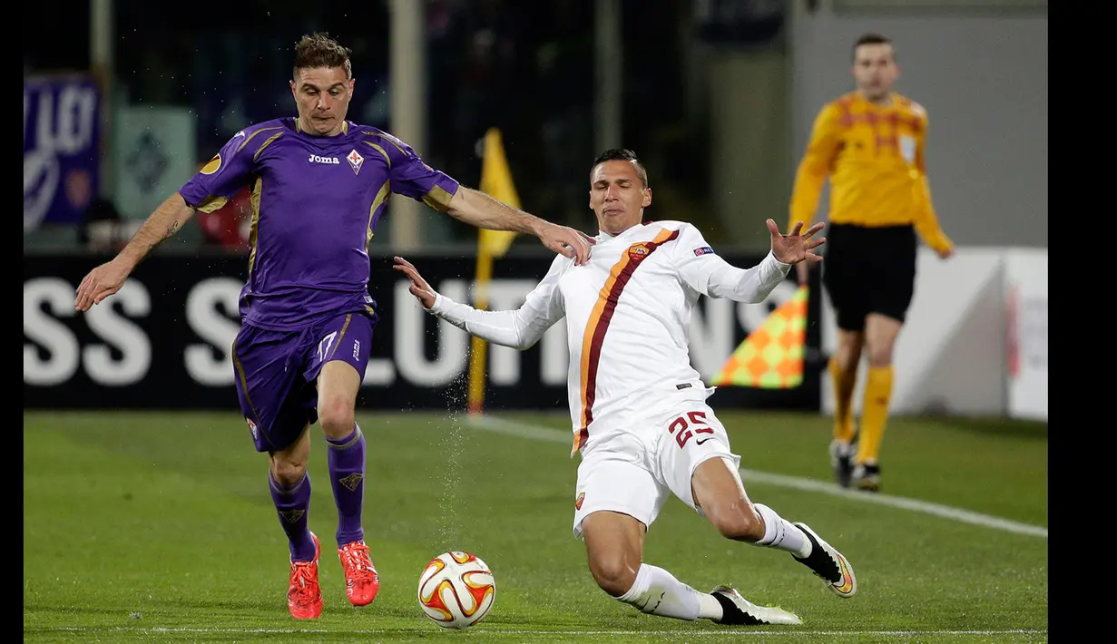 Gelandang Fiorentina, Joaquin (kanan) berusaha berebut bola dengan pemain AS Roma Jose Holebas di leg pertama  16 besar Liga Europa di Stadion Artemio Franchi, Italia, Jumat (13/3/2015) . Fiorentina bermain imbang 1-1 dengan AS Roma. (Reuters/Max Rossi)