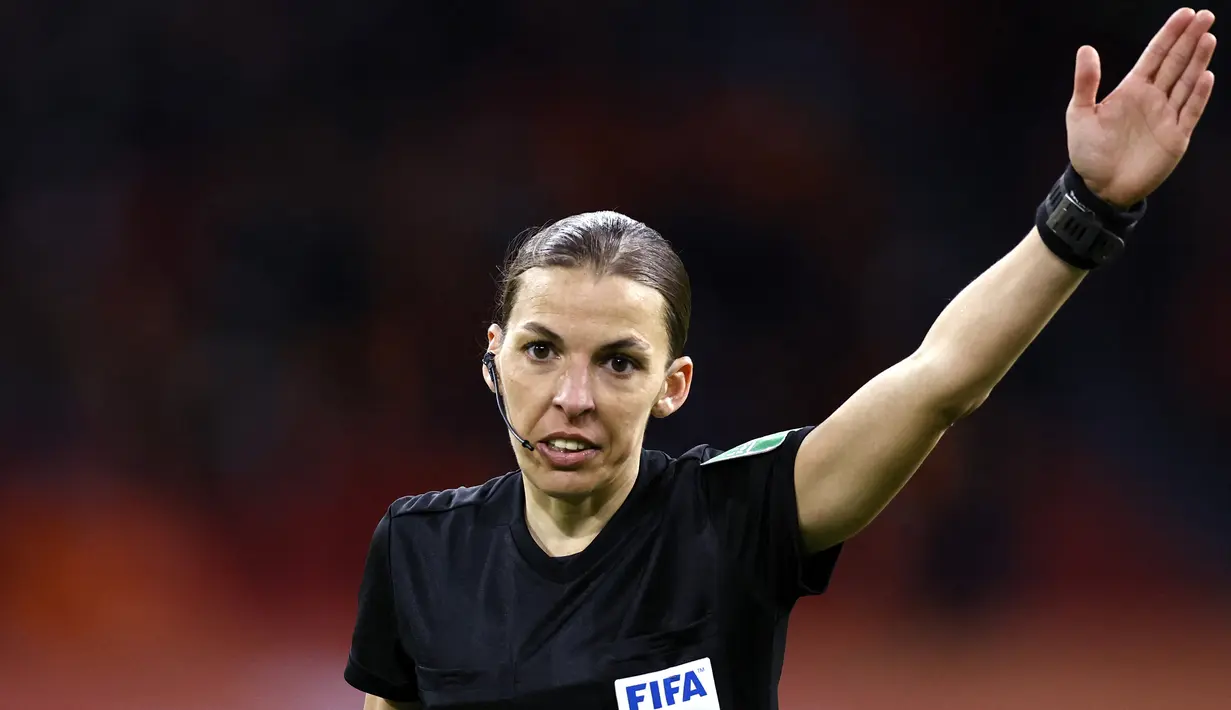 Wasit wanita asal Pancis, Stephanie Frappart saat memimpin laga Kualifikasi Piala Dunia 2022 Zona Eropa Grup G antara Belanda melawan Latvia di Johan Cruijff Arena, Amsterdam, Sabtu (27/3/2021). Belanda menang 2-0 atas Latvia. (AFP/Maurice van Steen/ANP)