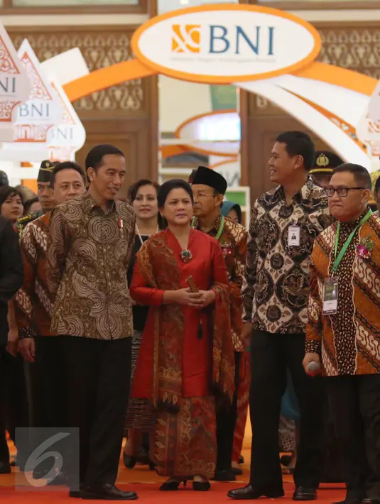 Presiden Jokowi didampingi ibu negara Iriana saat menghadiri pameran Inacraft 2017 di JCC, Senayan, Jakarta, Rabu (26/4). Pameran tahunan ini menampilkan hasil-hasil kerajinan dari seluruh Indonesia. (Liputan6.com/Angga Yuniar)