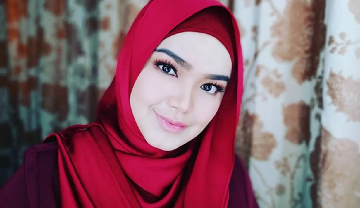 Kabar kehamilan Siti Nurhaliza, disampaikannya langsung lewat unggahan foto dan caption yag tertera di dalamnya. Sontak, orang-orang terdekat serta para penggemar memberikan ucapan serta doa untuknya. (Instagram/cdtk)