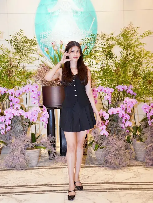 Potret lain memperlihatkan Sabrina tampil feminim dengan mini black dress hitam. Flat shoes mary jane warna senada pun buat penampilannya kian manis.