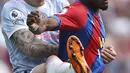 Pemain Manchester United Victor Lindelof (kiri) mencoba menjegal pemain Crystal Palace Wilfried Zaha pada pertandingan sepak bola Liga Inggris di Stadion Selhurst Park, London, Inggris, 22 Mei 2022. Manchester United kalah 0-1. (AP Photo/Ian Walton)