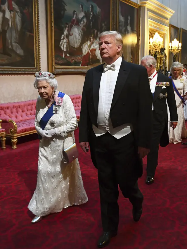 Ratu Elizabeth dalam kunjungan Donald Trump ke Inggris (Victoria Jones/Pool Photo via AP)