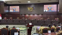 Ketua Mahkamah Konstitusi (MK) Anwar Usman memimpin sidang putusan uji materi Pasal 169 huruf q Undang-Undang Nomor 7 Tahun 2017 tentang Pemilihan Umum (Pemilu) terkait batas usia capres-cawapres di Jakarta, Senin (16/10/2023). (Nanda Perdana/Liputan6.com).