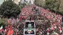 Para pelayat berkumpul di sekitar peti mati pemimpin tertinggi Iran yang terbunuh, Ali Khamenei, dan anggota keluarganya saat prosesi pemakaman menuju Lapangan Azadi di Teheran, Senin, 6 Juli 2026. (AFP/ Atta Kenare)