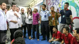 Menkumham Yasonna Laoly berbincang dengan narapidana di dalam ruang lapas Salemba, Jakarta, Rabu (9/3/2016). Kunjungan Menkumham tersebut untuk mengontrol peredaran narkotika di dalam Lapas. (Liputan6.com/Yoppy Renato)