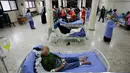 Staf medis merawat pasien yang dirawat dalam wabah kolera Vibrio di bangsal di aula masjid yang diubah menjadi rumah sakit lapangan di Kota Bebnine, Distrik Akkar, Lebanon Utara, Rabu (26/10/2022). Kementerian Kesehatan Masyarakat telah membentuk koordinasi dengan mitra multi-sektor termasuk Kementerian Energi dan Air, WHO, UNICEF, dan Komite Internasional Palang Merah (ICRC) untuk menangani wabah ini. (AFP/Ibrahim Chalhoub)